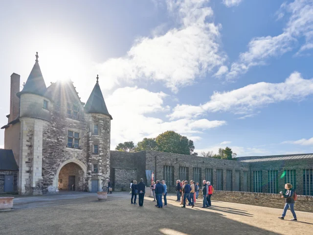 Groupe en visite guidée au château d'Angers
