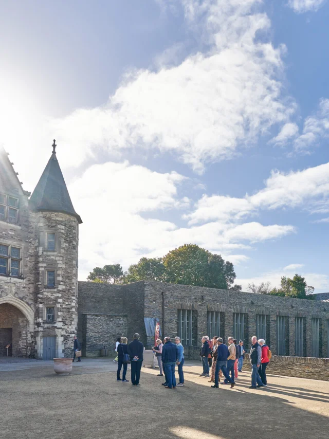Groupe en visite guidée au château d'Angers
