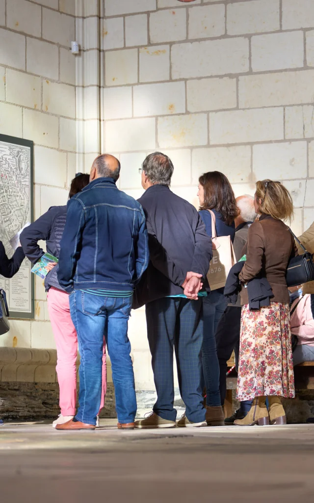 Groupe en visite guidée au château d'Angers