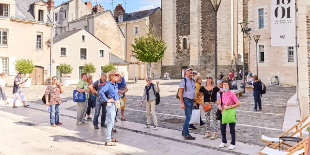 Visiting Saint Eloi Square
