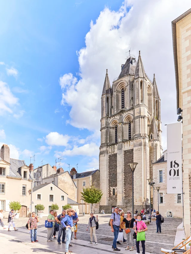 Visiting Saint Eloi Square