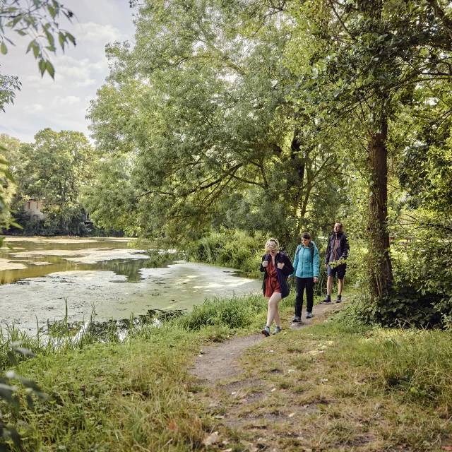 Randonneurs Le Long Du Loir A Villeveque Copyright Alexandre Lamoureux Destination Angers 20421 1920px