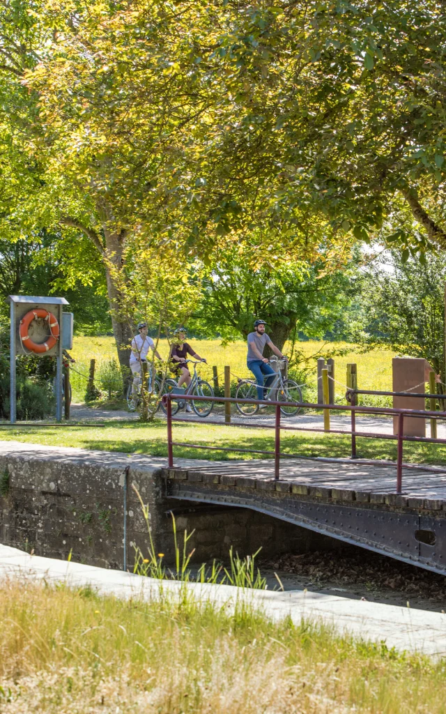 cycling group near a lock in Angers