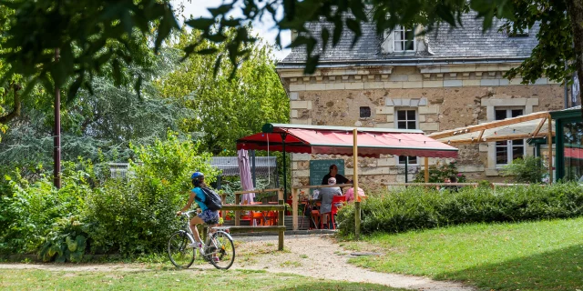 Vélo devant une terrasse en bord de chemin
