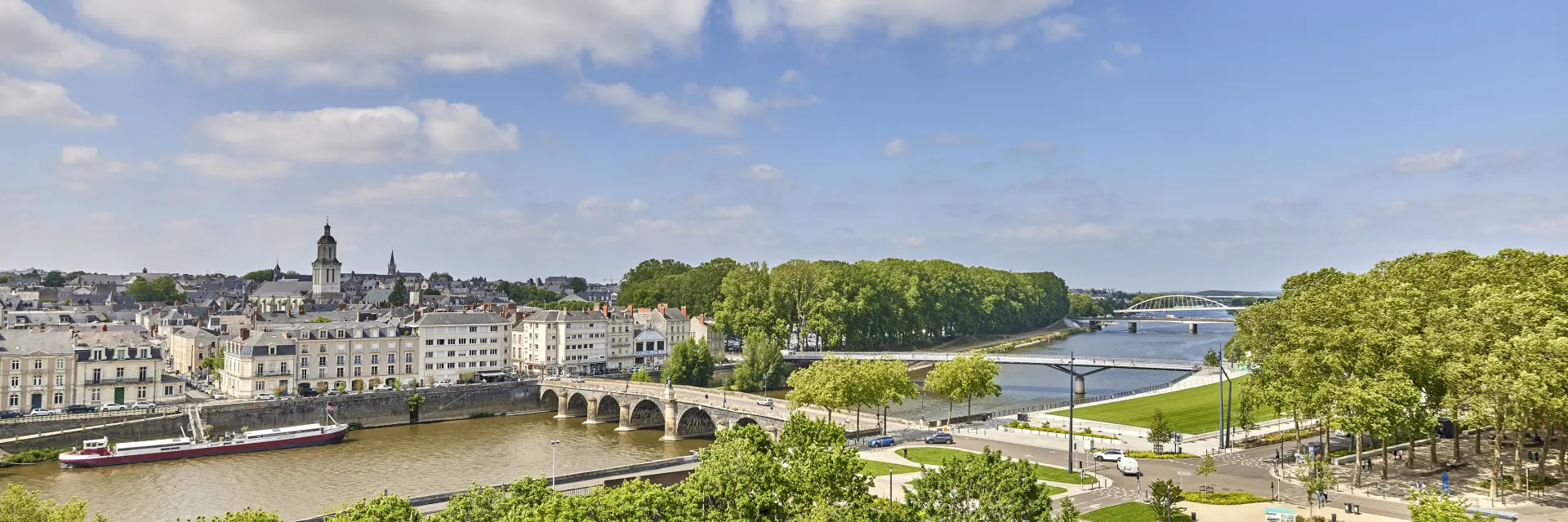 Vue en hauteur sur la Maine et la promenade Jean Turc