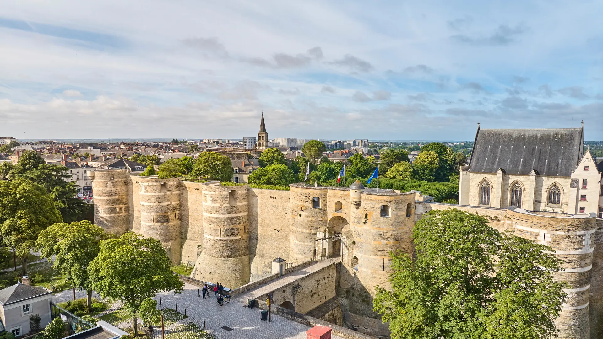 Vue drone du Château d'Angers, côté entrée et pont-levis, lumière douce du matin, ciel ensoleillé