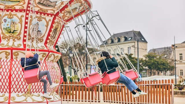 Des enfants dans un manège à Angers