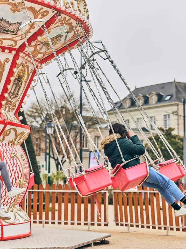 Des enfants dans un manège à Angers