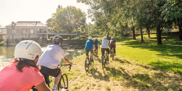 Cyclistes en vélo Gravel dans les Basses vallées angevines