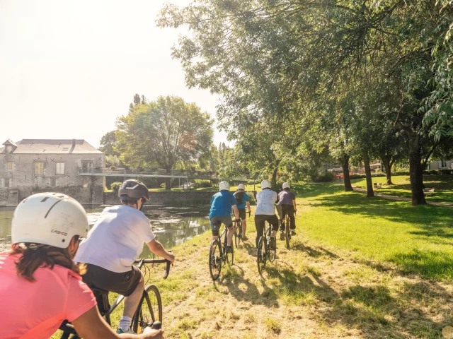 Cyclistes en vélo Gravel dans les Basses vallées angevines