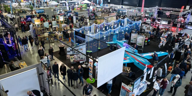 Allées fréquentées de la foire vues en plongée.