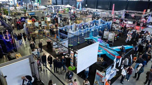 Allées fréquentées de la foire vues en plongée.