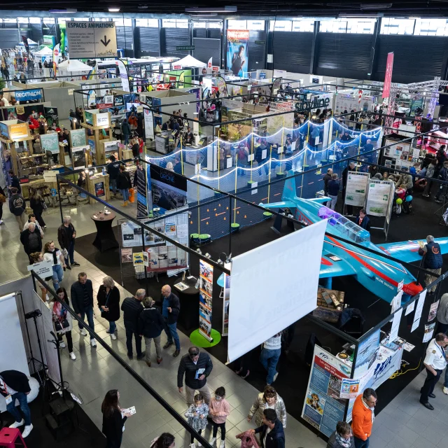 Allées fréquentées de la foire vues en plongée.