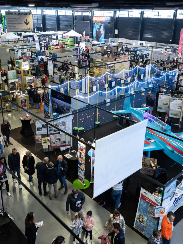 Allées fréquentées de la foire vues en plongée.