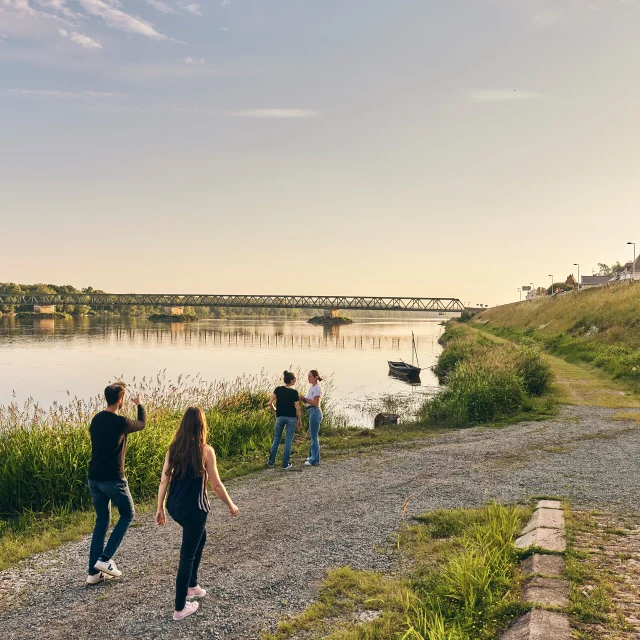 Deux personnes en balade au bord de l'eau