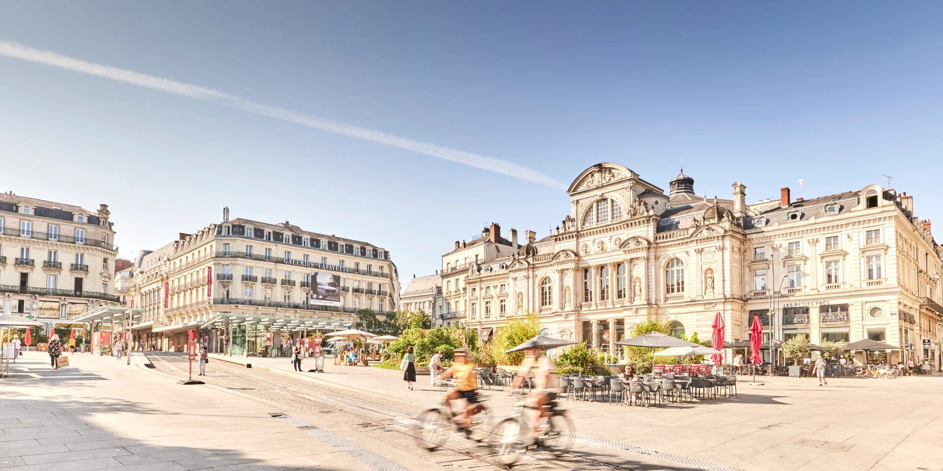 Deux cyclistes place du Ralliement à Angers