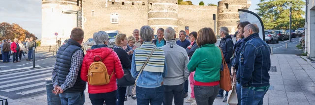 Groupe en visite guidée devant l'office de tourisme d'Angers