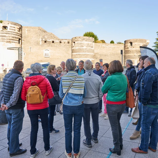 Groupe en visite guidée devant l'office de tourisme d'Angers