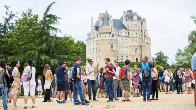 groupe en visite au chateau de Brissac