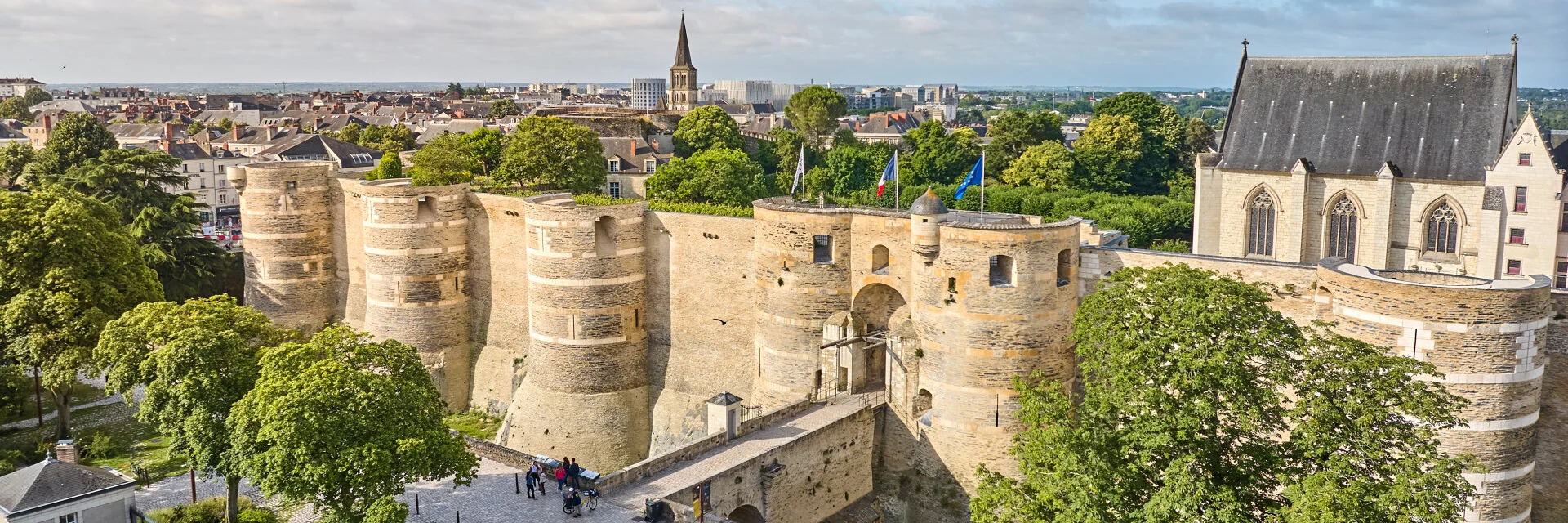 Vue drone du Château d'Angers, côté entrée et pont-levis, lumière douce du matin, ciel ensoleillé