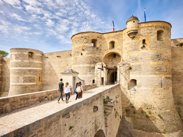 Jeunes gens entrant dans le Château d'Angers par le pont levis