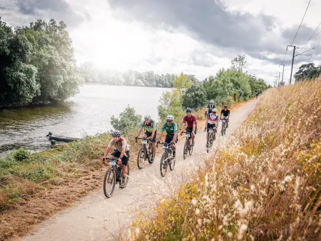 Cyclistes au bord de la Loire en gravel