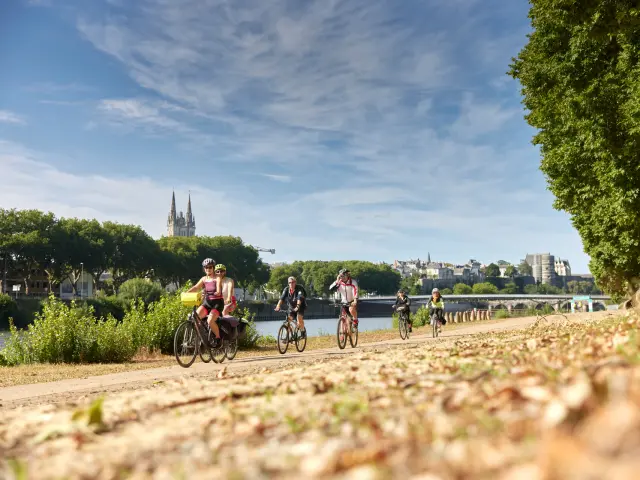 Famille passant sur le bord de Maine, vue au ras du sol avec premier plan sur les pavés