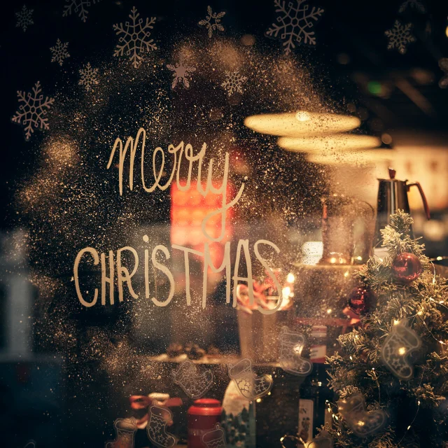 Plan rapproché d'une vitrine de Noël