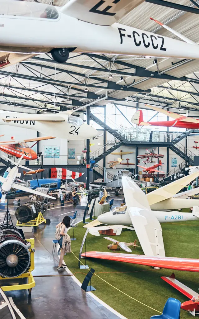 Plan large des nombreux avions exposés dans le hangar