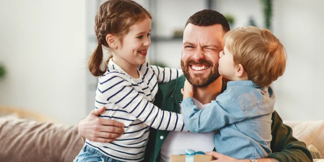 Père recevant un cadeau de ses deux enfants
