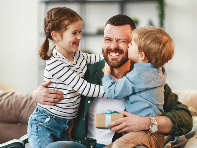 Père recevant un cadeau de ses deux enfants