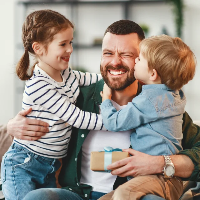 Père recevant un cadeau de ses deux enfants