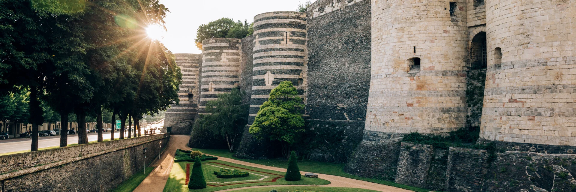 Vue sur les tours et les jardins des douves du Château d'Angers