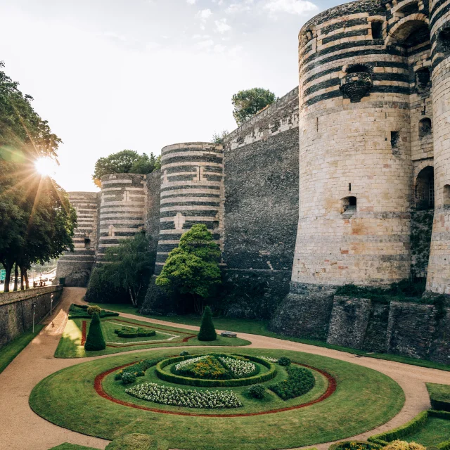 Vue sur les tours et les jardins des douves du Château d'Angers