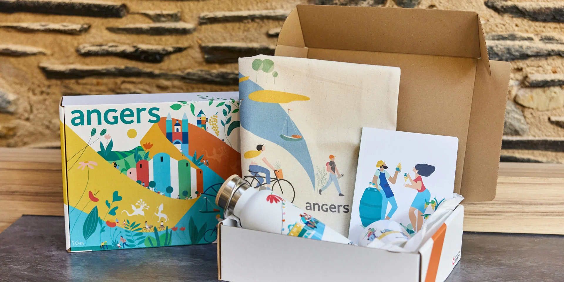 Photo de la boîte cadeau ouverte avec les produits présentés à l'intérieur