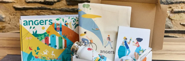 Photo de la boîte cadeau ouverte avec les produits présentés à l'intérieur