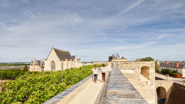 2 jeunes femmes marchant sur les remparts du Château d'Angers