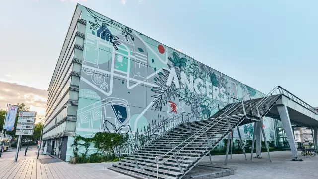 Vue Sur La Passerelle Et Sur La Fresque Gare D Angers Copyright Alexandre Lamoureux Destination Angers 16114 1920px