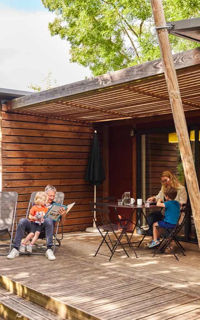 Moments en famille dans un chalet au camping Copyright Alexandre Lamoureux