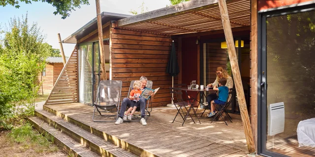 Moments en famille dans un chalet au camping Copyright Alexandre Lamoureux