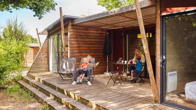 Moments en famille dans un chalet au camping Copyright Alexandre Lamoureux