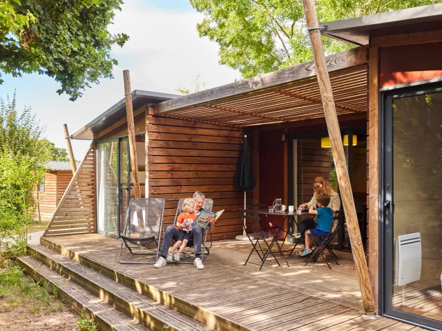 Moments en famille dans un chalet au camping Copyright Alexandre Lamoureux
