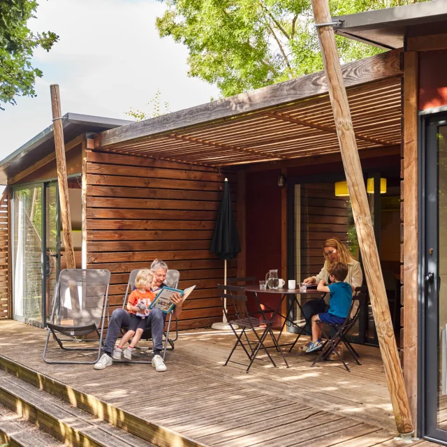 Moments en famille dans un chalet au camping Copyright Alexandre Lamoureux