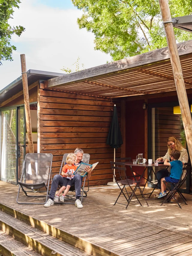 Moments en famille dans un chalet au camping Copyright Alexandre Lamoureux