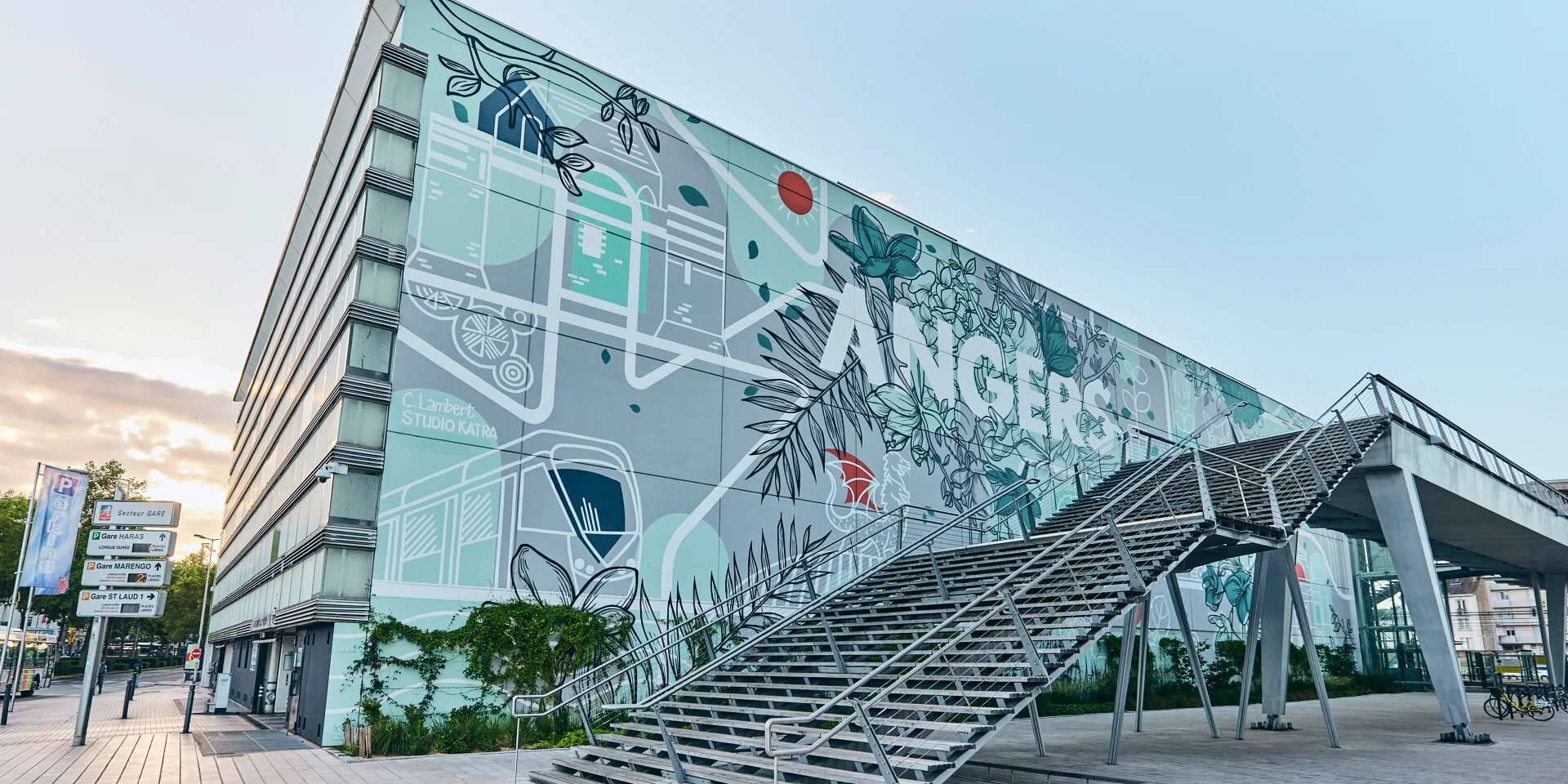 Vue Sur La Passerelle Et Sur La Fresque Gare D Angers Copyright Alexandre Lamoureux Destination Angers 16114 1920px