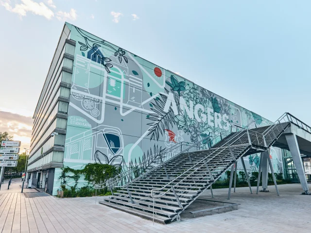 Vue Sur La Passerelle Et Sur La Fresque Gare D Angers Copyright Alexandre Lamoureux Destination Angers 16114 1920px