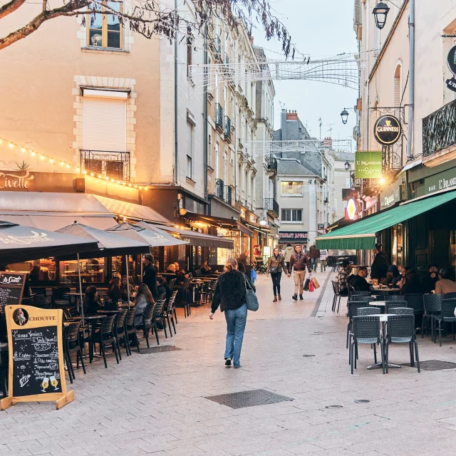 Plan large d'une rue du centre-ville en hiver