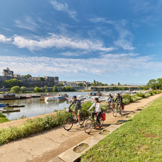 En bicicleta por las orillas del Maine en Angers
