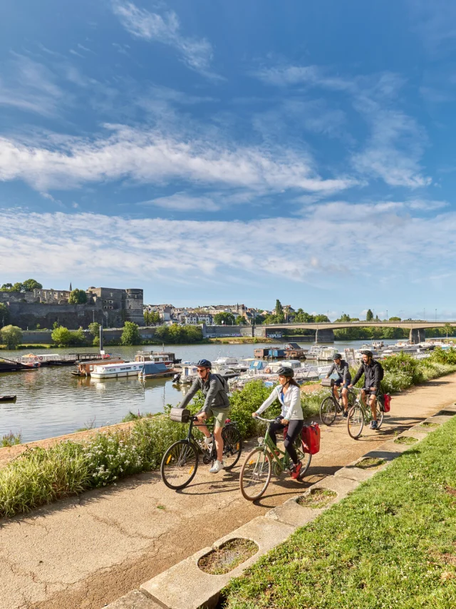 Cycling along the banks of the Maine