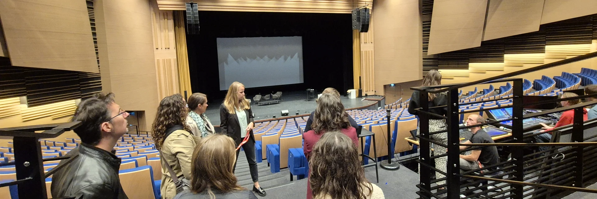 Visite du centre de congrès par quelques salariés